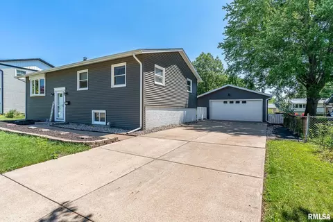 3411 Fairhaven Rd, Davenport, IA 52807