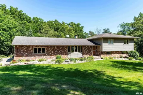 4 Brown Ct, Bettendorf, IA 52722