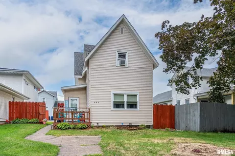 820 S 6th St, Clinton, IA 52732
