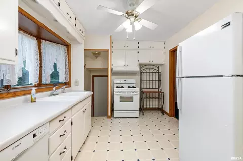 3010 44th St, Moline, IL 61265 photo 8