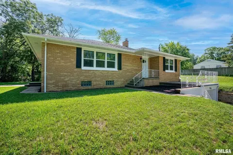 305 14th St, Silvis, IL 61282