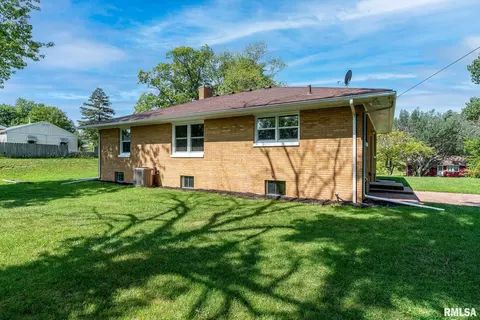 305 14th St, Silvis, IL 61282 photo 17