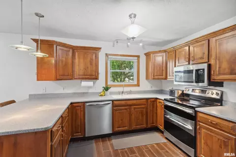 216 Dammann Dr, Eldridge, IA 52748 photo 8