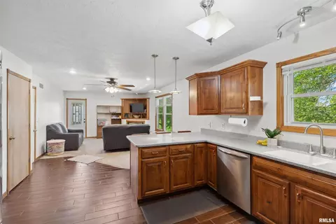 216 Dammann Dr, Eldridge, IA 52748 photo 10