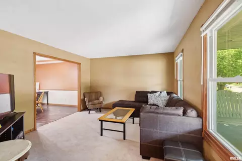216 Dammann Dr, Eldridge, IA 52748 photo 5
