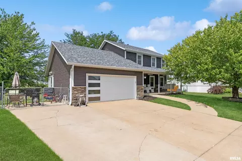 216 Dammann Dr, Eldridge, IA 52748 photo 2