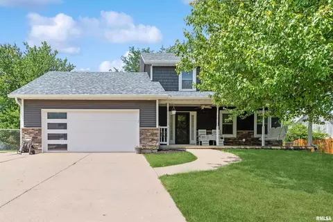 216 Dammann Dr, Eldridge, IA 52748