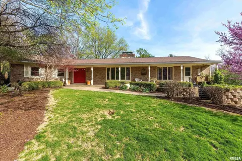 1121 Pineacre Dr, Bettendorf, IA 52722