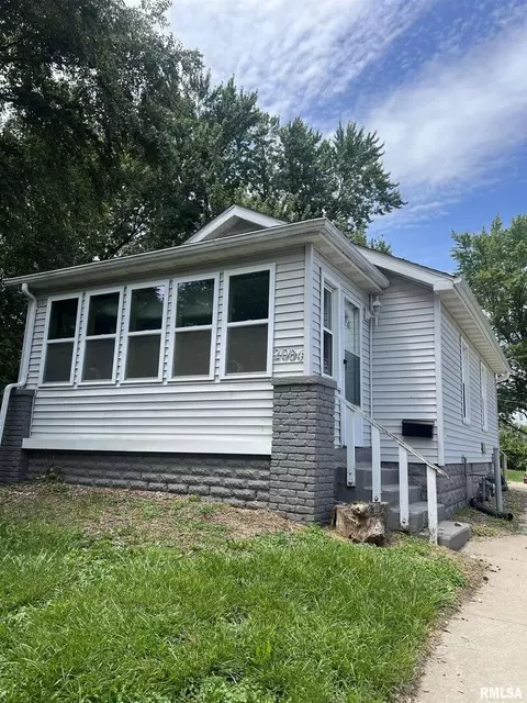 2004 Iowa Ave, Clinton, IA 52732