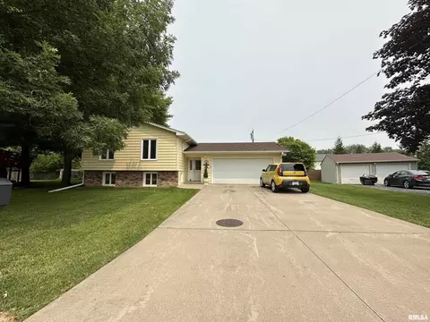 514 W 16th Ave, Coal Valley, IL 61240
