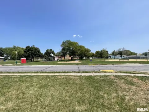 604 S 3rd St, Eldridge, IA 52748 photo 3