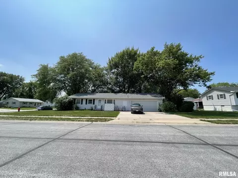604 S 3rd St, Eldridge, IA 52748 photo 4