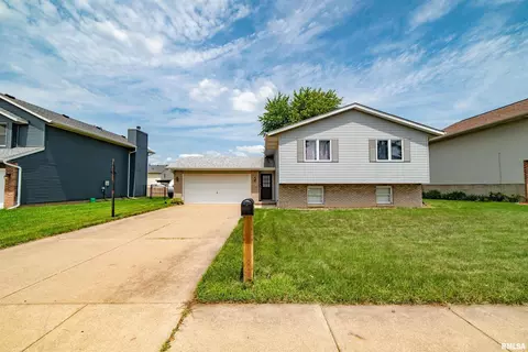2414 W 60th Pl, Davenport, IA 52806