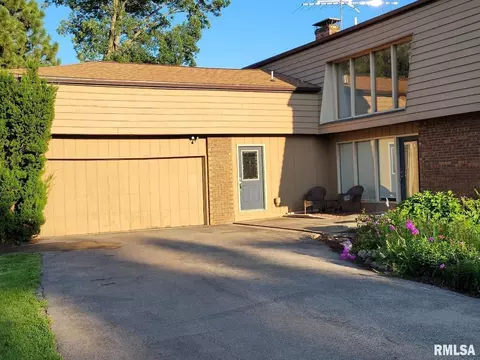 905 Oak Knolls Ct, Clinton, IA 52732