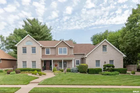 4106 Woodview Dr, Bettendorf, IA 52722