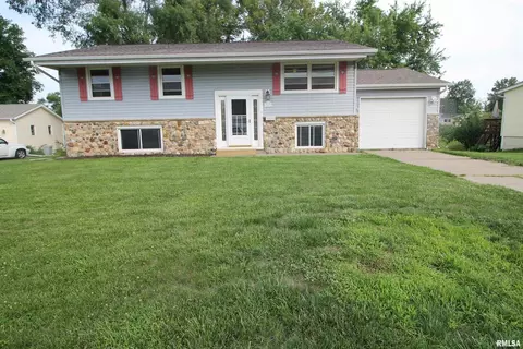 1509 12th St, Silvis, IL 61282
