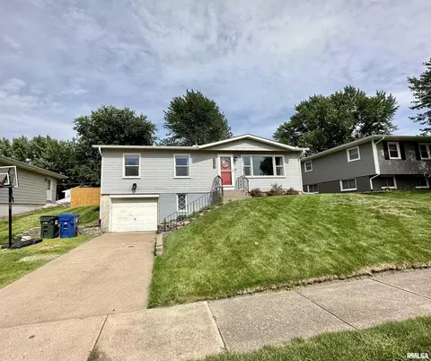 2507 N Birchwood Ave, Davenport, IA 52804