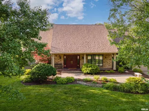 3165 Quail Ridge Rd, Bettendorf, IA 52722