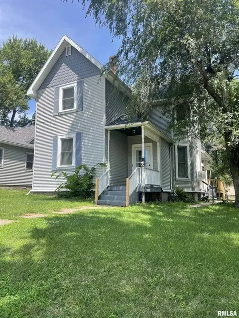 814 13th Ave S, Clinton, IA 52732