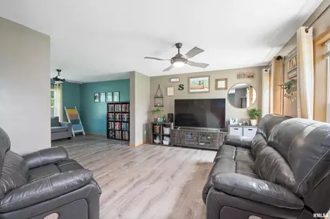 609 18th St, Silvis, IL 61282 photo 5