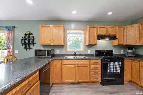 609 18th St, Silvis, IL 61282 photo 9