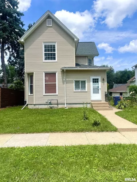 810 15th Ave S, Clinton, IA 52732