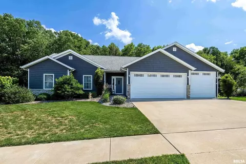 1002 Iowa Dr, Le Claire, IA 52753