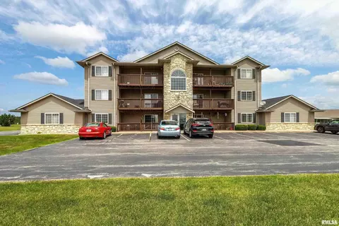 3215 S 16th Ave #104, Eldridge, IA 52748