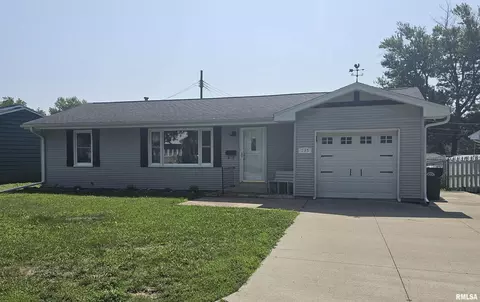 735 Highview Dr, Clinton, IA 52732