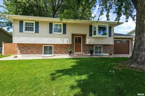 3216 Maplecrest Rd, Bettendorf, IA 52722