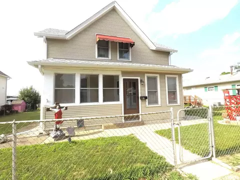 215 4th Ave, Moline, IL 61265