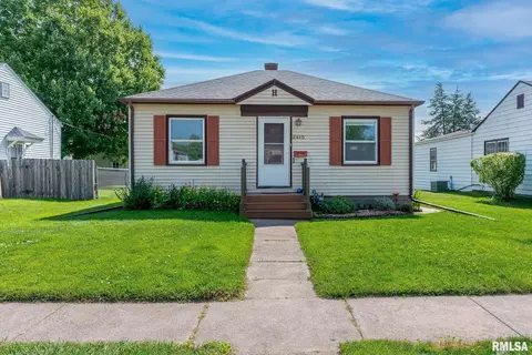 2415 Pacific St, Davenport, IA 52804