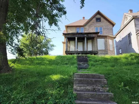 614 W 7th St, Davenport, IA 52803