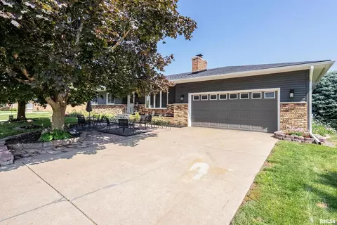 250 W Park View Dr, Walcott, IA 52773