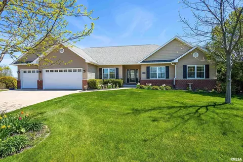 5246 Hopewell Ct, Bettendorf, IA 52722