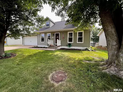 6405 N Hazelwood Ave, Davenport, IA 52806