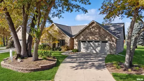 1318 Springbrook Ln, Dewitt, IA 52742