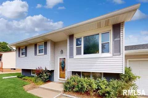2104 W 66th St, Davenport, IA 52806