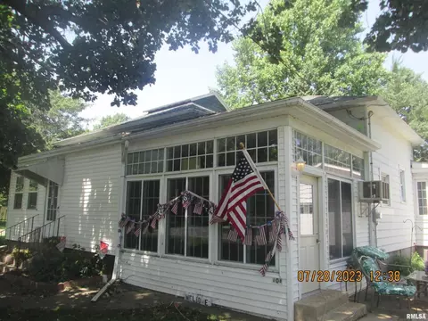 301 Commercial St, Toulon, IL 61483