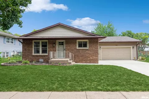 712 12th Ave, Dewitt, IA 52742