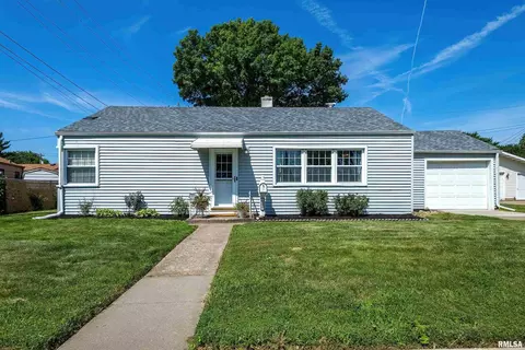 1208 18th St, Bettendorf, IA 52722