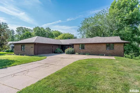 4435 Woodfield Dr, Bettendorf, IA 52722
