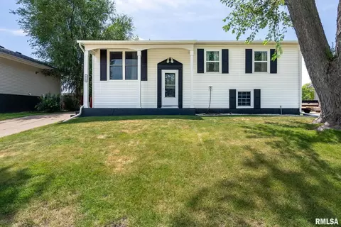 1761 W 54th St, Davenport, IA 52806