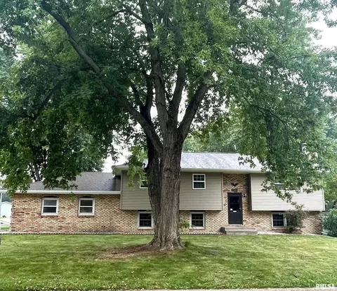 305 Cherokee Dr, Park View, IA 52748