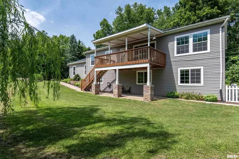 2727 Elk Dr, Bettendorf, IA 52722