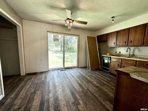 1204 Academy St, Eldorado, IL 62930 photo 7