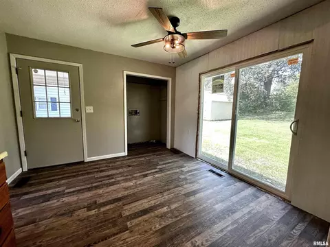 1204 Academy St, Eldorado, IL 62930 photo 10