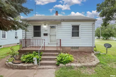 3231 Sunnyside Ave, Davenport, IA 52804