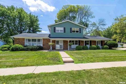206 27th Avenue Ct, Moline, IL 61265