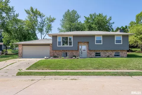 111 Colony Dr, Davenport, IA 52806